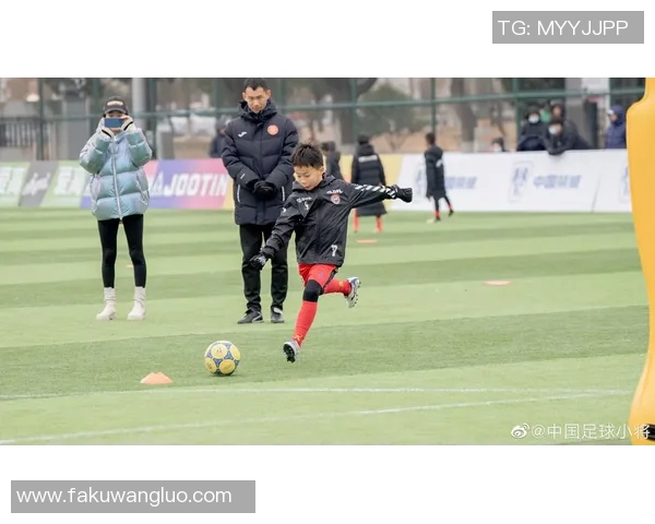 刘洋任意球攻门精彩瞬间展现足球技艺助力球队逆转胜局 刘洋任意球攻门精彩瞬间展现足球技艺助力球队逆转胜局