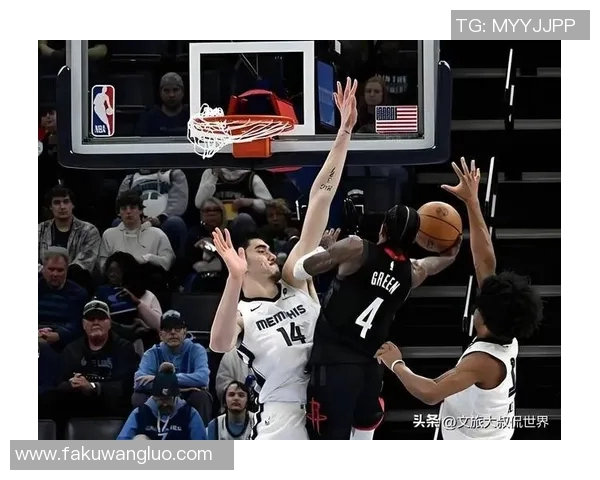 劲敌对决:勇士队挑战灰熊队,激烈厮杀引燃全场热血 劲敌对决:勇士队挑战灰熊队,激烈厮杀引燃全场热血